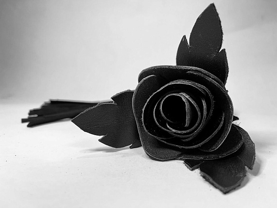 Черная замшевая плеть с лаковой розой в рукояти - 40 см. - натуральная кожа