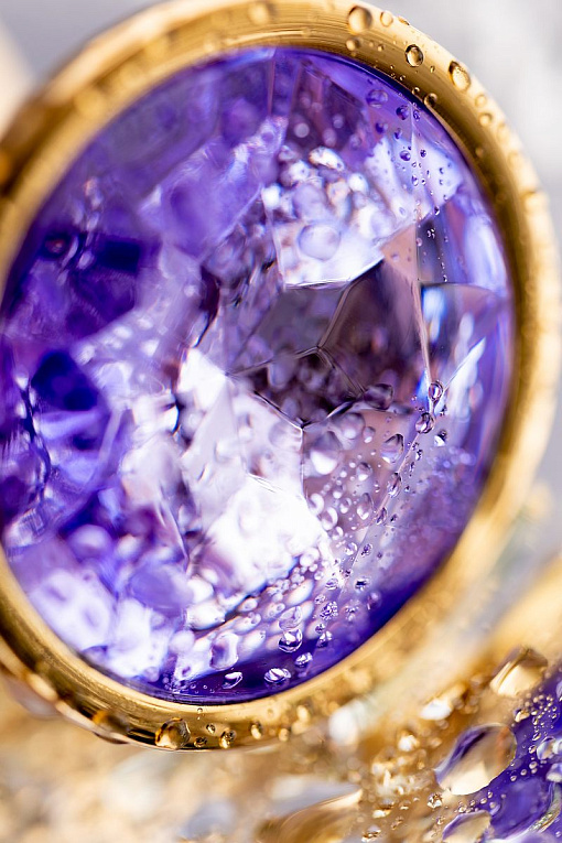 Золотистая анальная втулка с фиолетовым стразом - 7 см. - фото 8