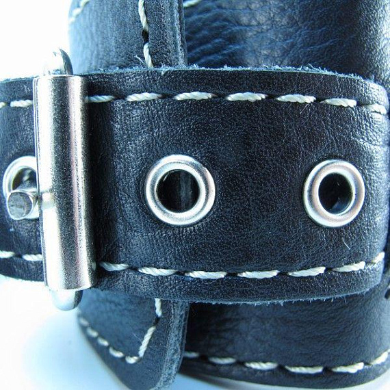 Чёрные кожаные наручники с крупной строчкой от Intimcat