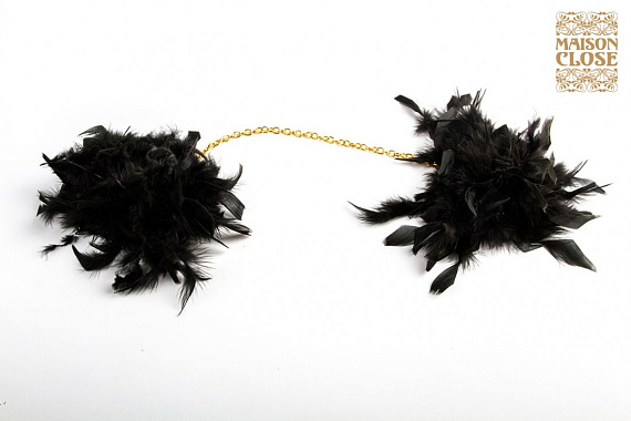 Наручники из чёрного пуха с цепочокой LES MENOTTES VOLUPT - натуральное перо