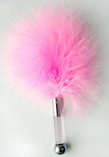 Щекоталка из розовых перьев с пластиковой ручкой - 17 см.
