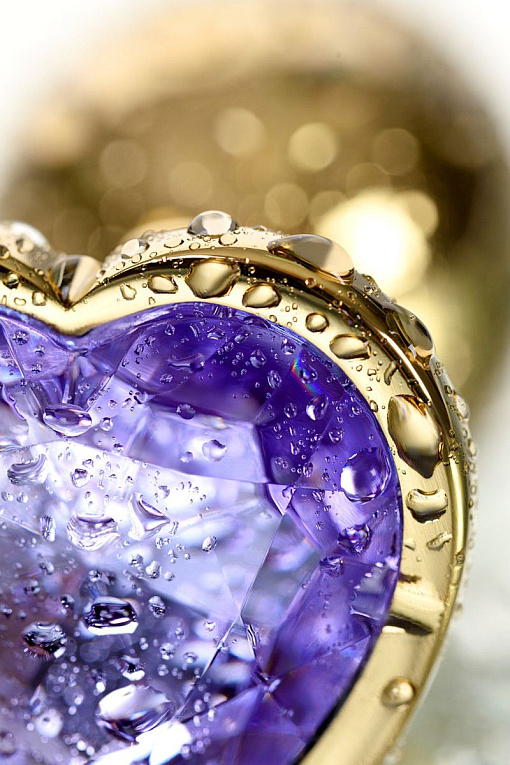 Золотистая анальная втулка с фиолетовым кристаллом-сердечком - 7 см. ToyFa