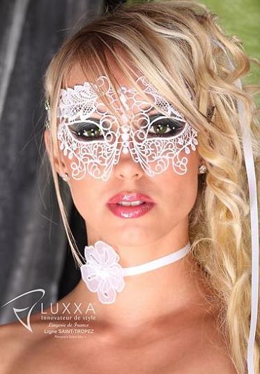 Кружевная маска на глаза со стразами Luxxa St Tropez Loup blanc