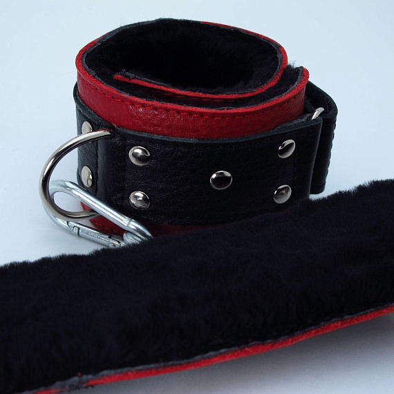 Красно-чёрные кожаные наручники с меховым подкладом - натуральная кожа