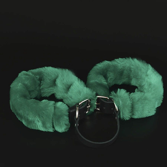Черные кожаные наручники со съемной зеленой опушкой - мех, натуральная кожа, металл