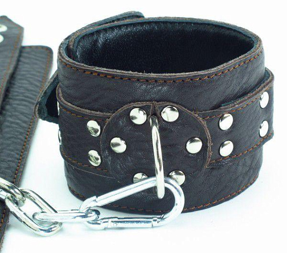 Коричневые кожаные наручники на металлической цепочке от Intimcat