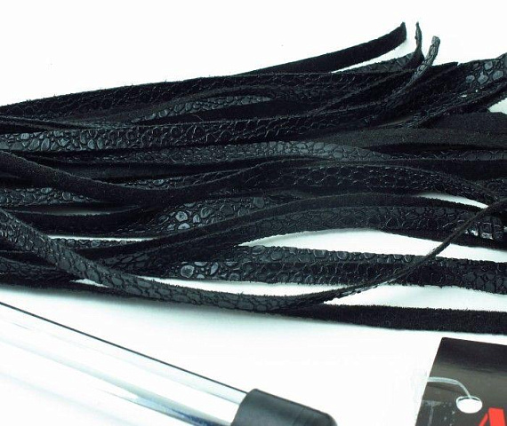 Черная плетка с металлической ручкой - 43 см. - искусственная кожа