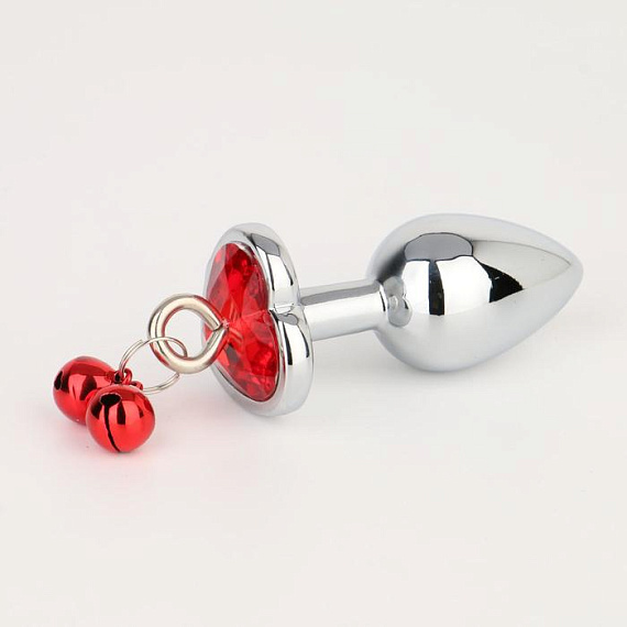 Серебристая анальная пробка с колокольчиками и красным кристаллом-сердцем - 7 см. - металл