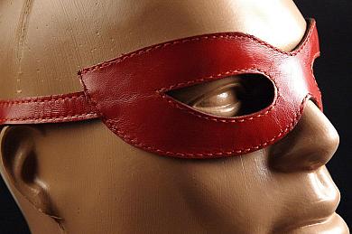Красная лаковая маска на глаза  Хищница