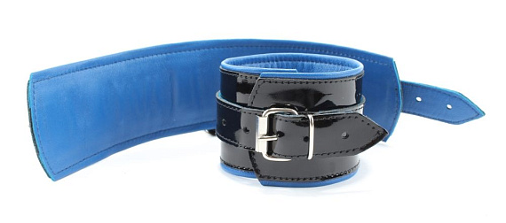 Чёрные лаковые наручники с синим подкладом от Intimcat
