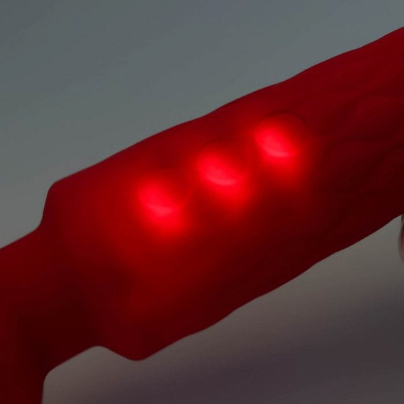 Красный жезловый вибромассажер с рифленой ручкой - 20,4 см. - анодированный пластик, силикон