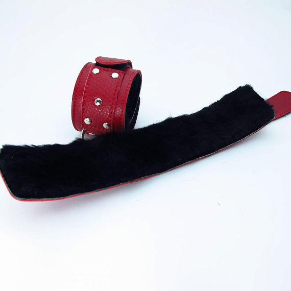 Красные кожаные наручники с меховым подкладом от Intimcat