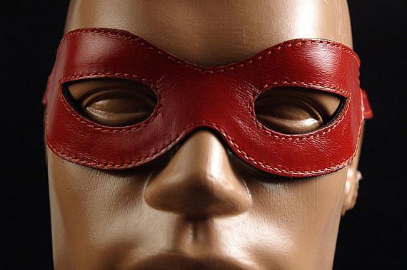 Красная лаковая маска на глаза  Хищница - натуральная кожа