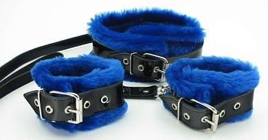 Черно-синие меховые наручники и ошейник с поводком