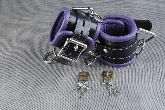 Подвёрнутые кожаные наручники с фиолетовым подкладом от Intimcat
