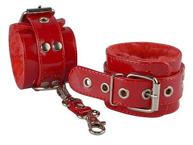 Красные лаковые наручники с меховой отделкой